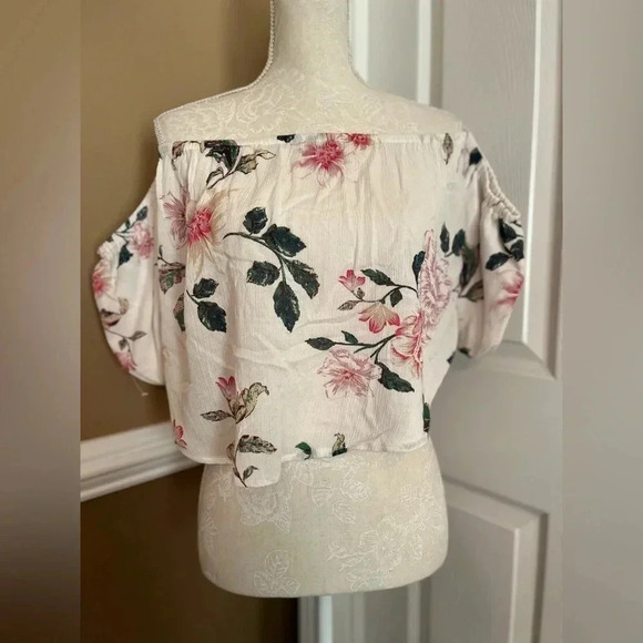 Kimchi Blue Pia Off-the-Shoulder Floral Blouse Cropped‎ Top Women Size: Medium - Picture 2 of 9